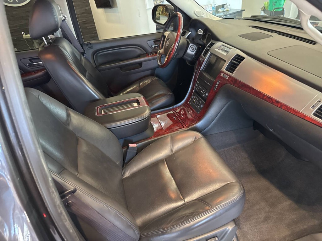 2011 Cadillac Escalade Image 20