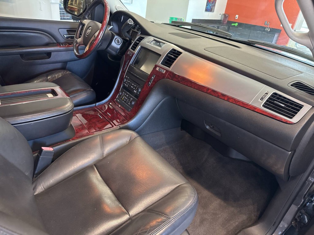 2011 Cadillac Escalade Image 21