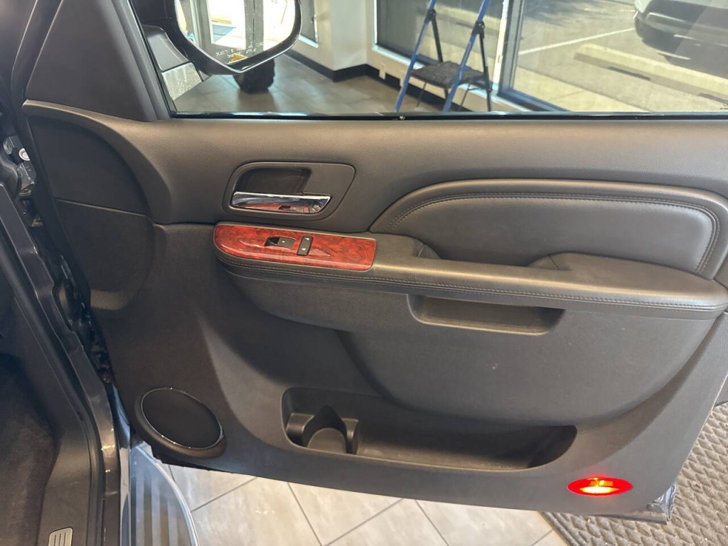 2011 Cadillac Escalade Image 22