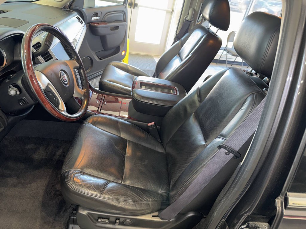 2011 Cadillac Escalade Image 24