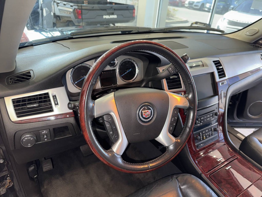 2011 Cadillac Escalade Image 25
