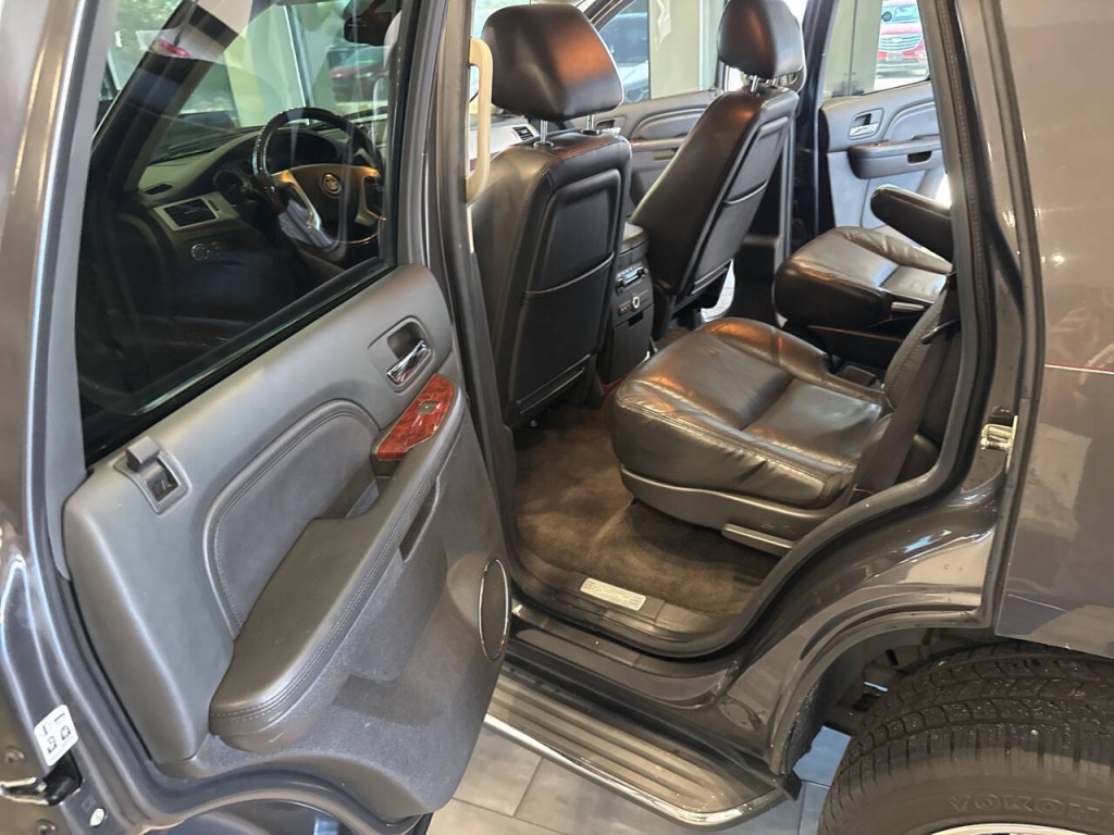 2011 Cadillac Escalade Image 27