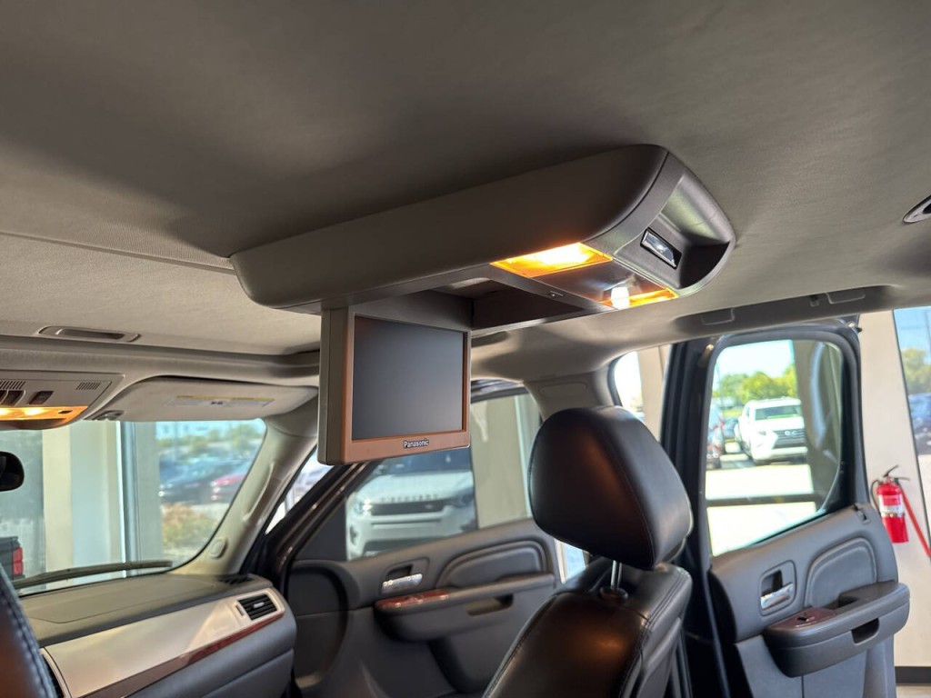 2011 Cadillac Escalade Image 28