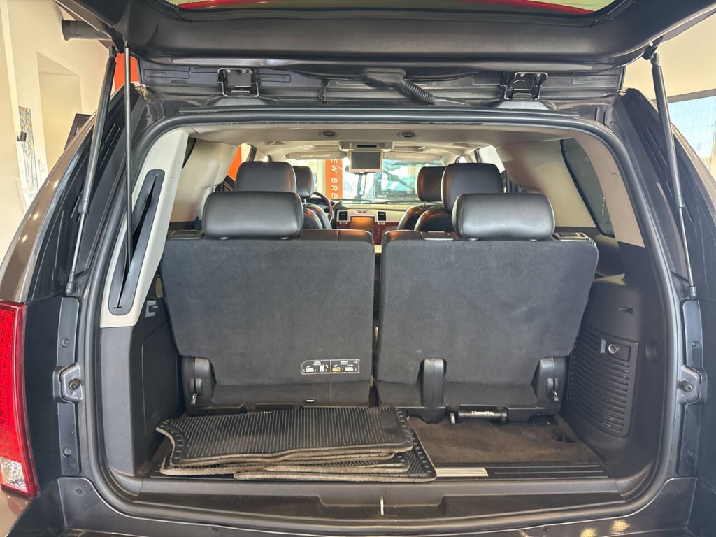 2011 Cadillac Escalade Image 30