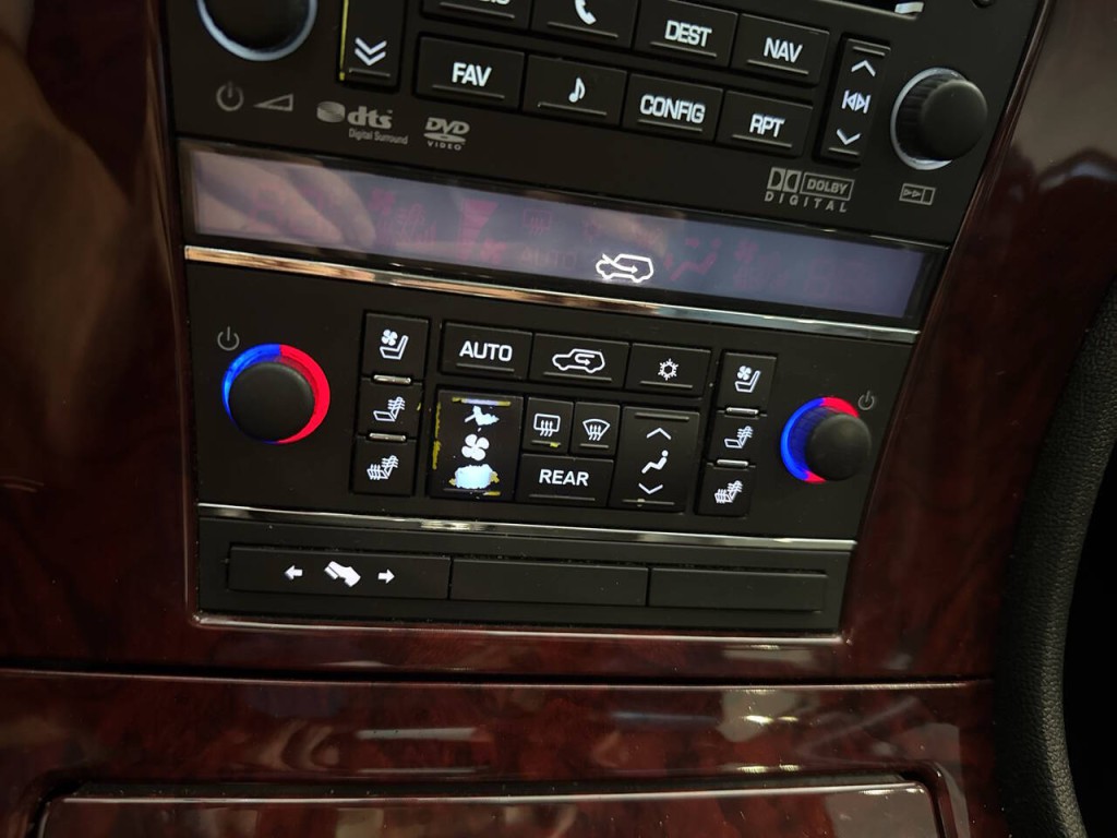 2011 Cadillac Escalade Image 38
