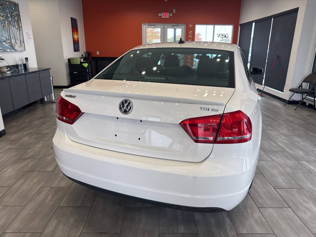 2013 Volkswagen Passat Image 13