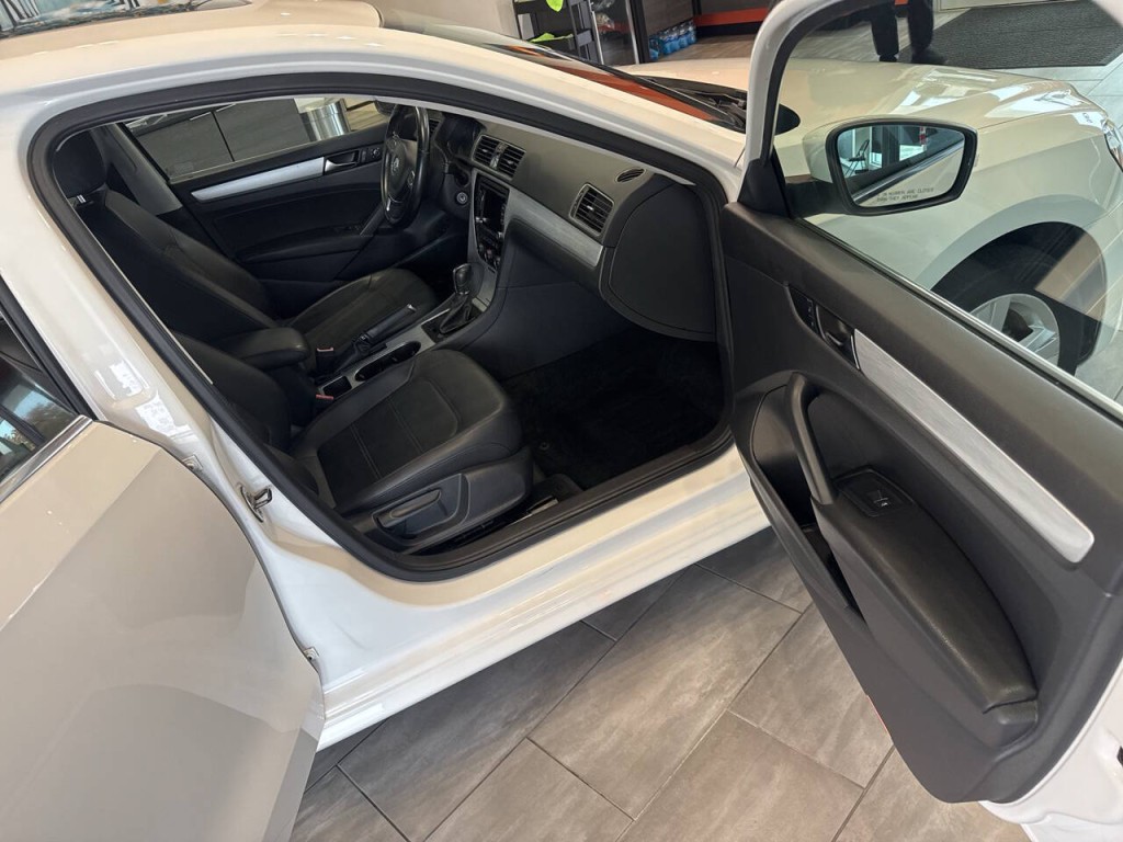 2013 Volkswagen Passat Image 17