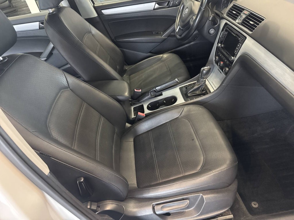 2013 Volkswagen Passat Image 18