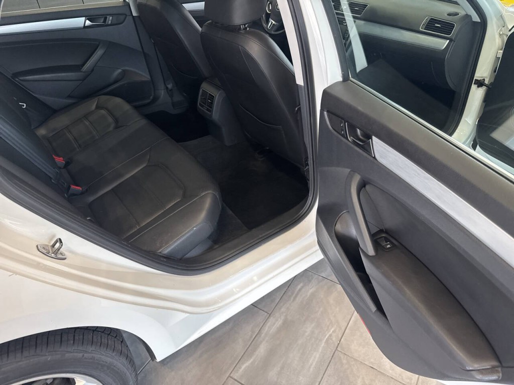 2013 Volkswagen Passat Image 19
