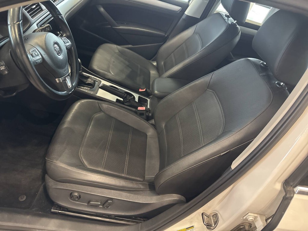 2013 Volkswagen Passat Image 22