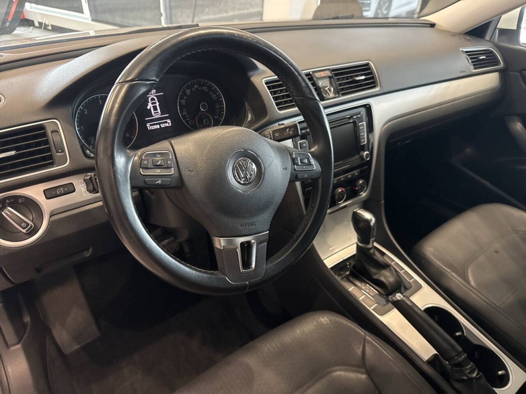 2013 Volkswagen Passat Image 23