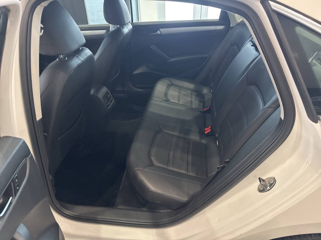 2013 Volkswagen Passat Image 24