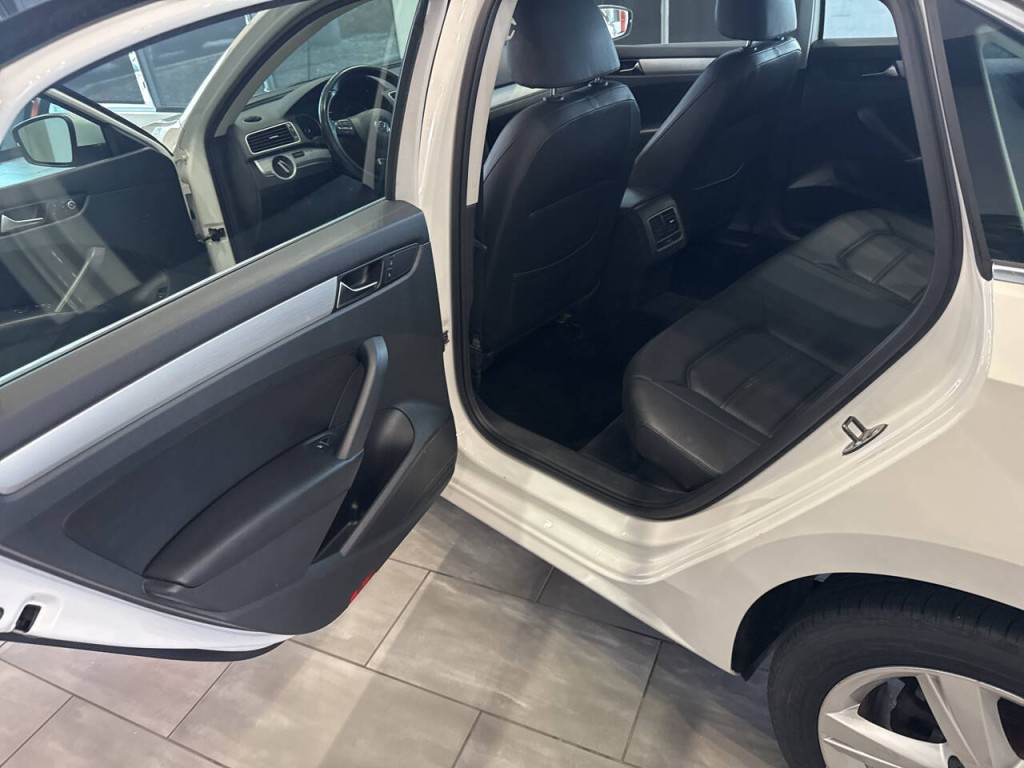 2013 Volkswagen Passat Image 25