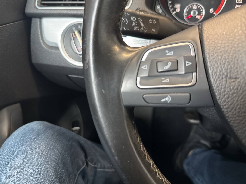 2013 Volkswagen Passat Image 28