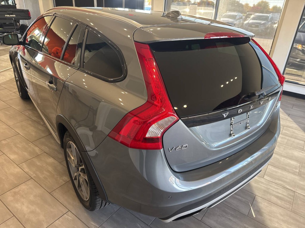 2018 Volvo V60 Image 15