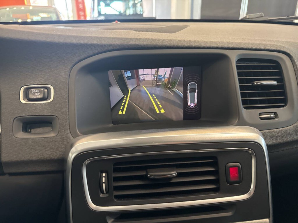 2018 Volvo V60 Image 32