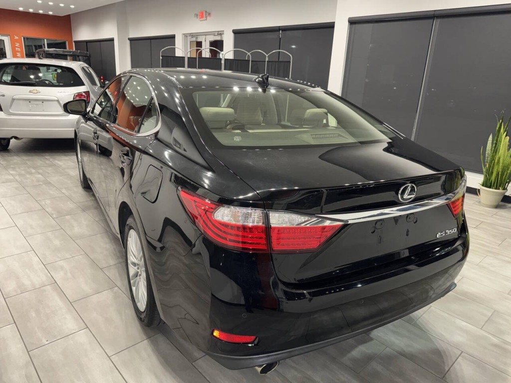 2015 Lexus ES 350 Image 13