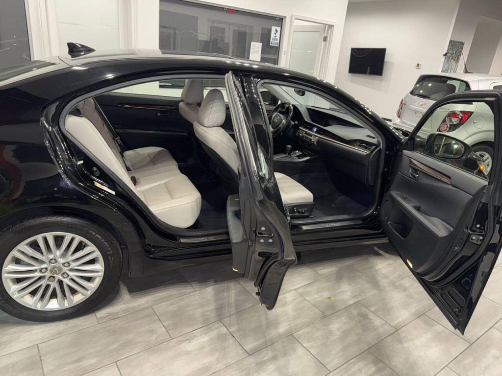 2015 Lexus ES 350 Image 18