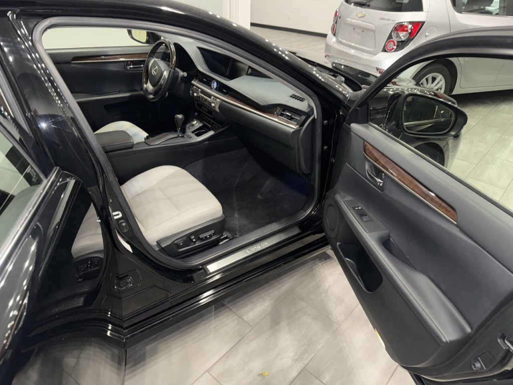 2015 Lexus ES 350 Image 19