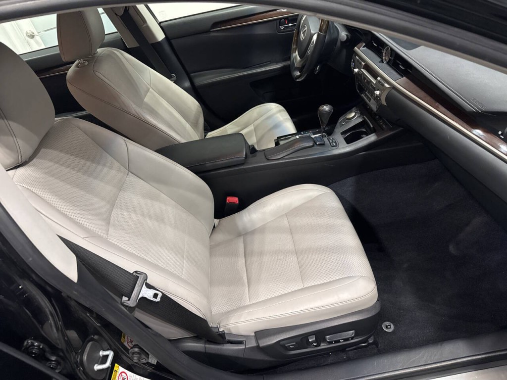 2015 Lexus ES 350 Image 20
