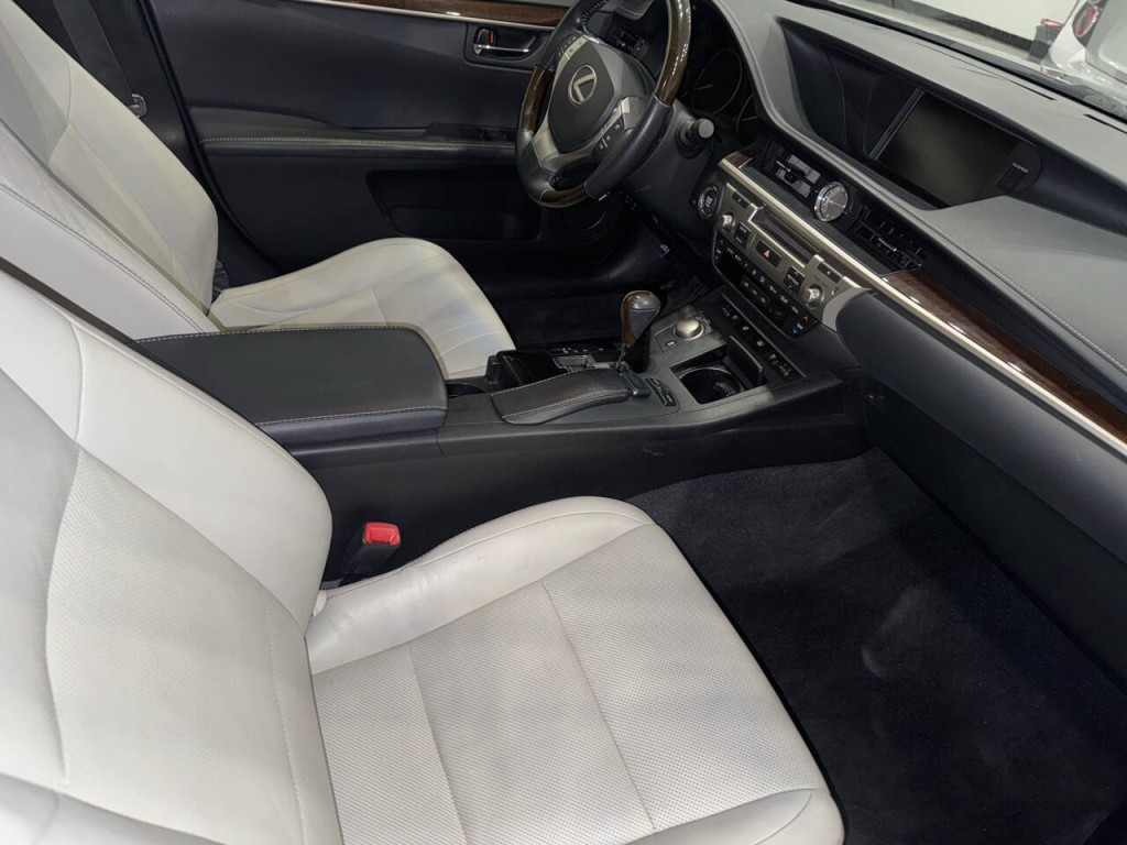 2015 Lexus ES 350 Image 22