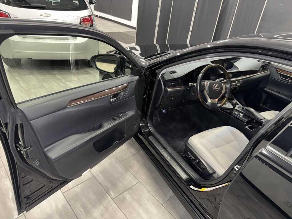 2015 Lexus ES 350 Image 26