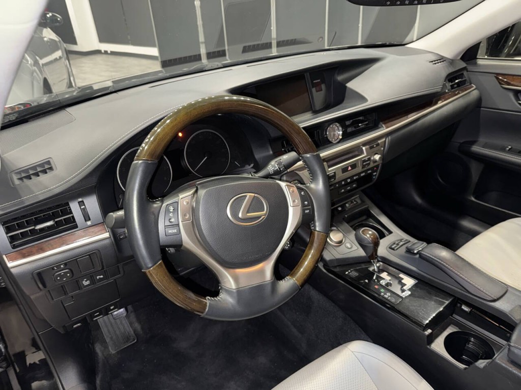 2015 Lexus ES 350 Image 28