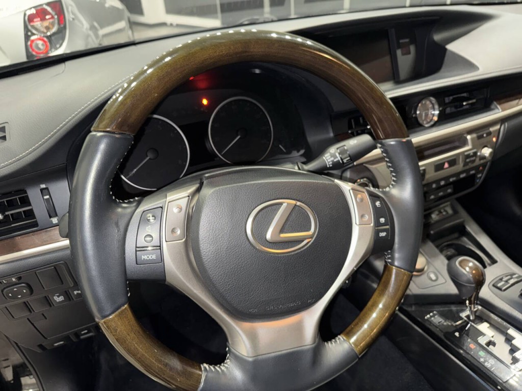 2015 Lexus ES 350 Image 32