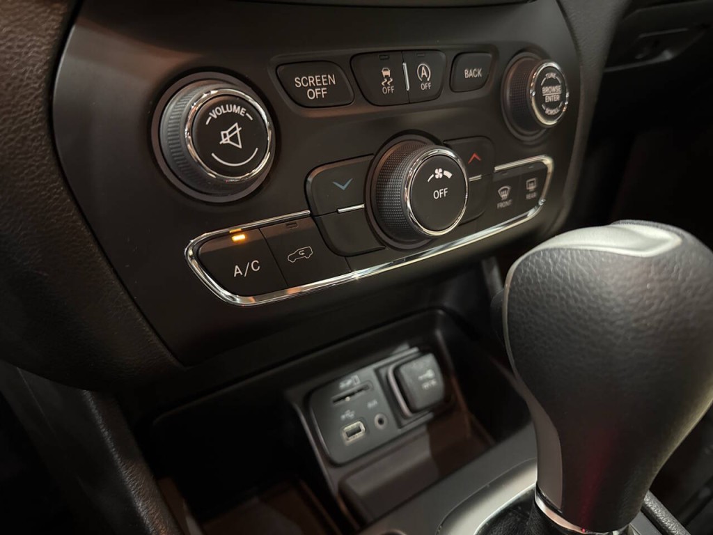 2015 Jeep Cherokee Image 21