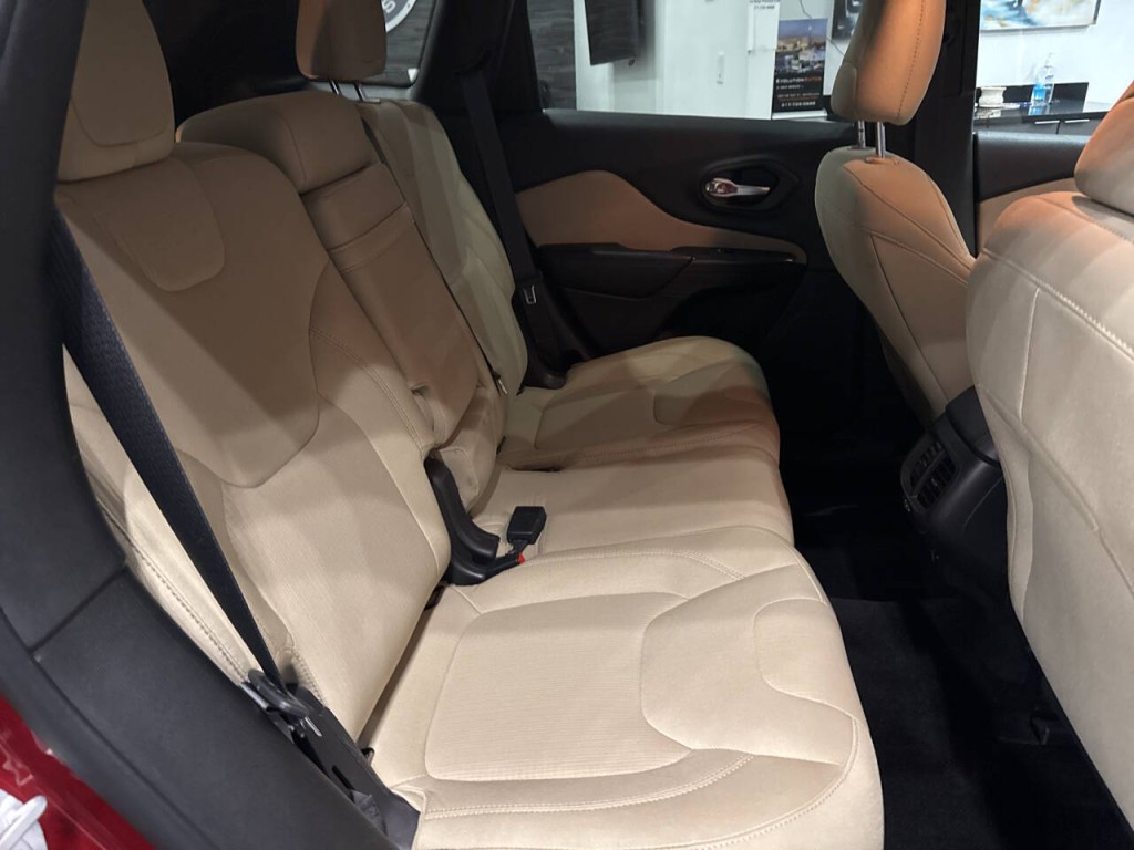 2015 Jeep Cherokee Image 35