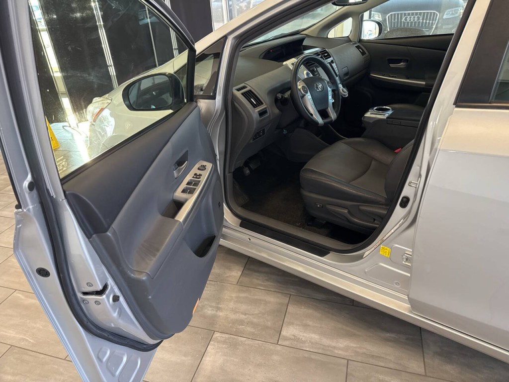 2014 Toyota Prius Image 14