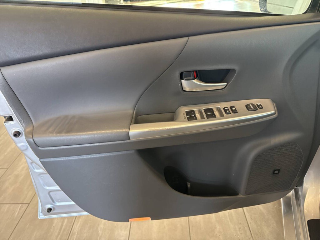 2014 Toyota Prius Image 15