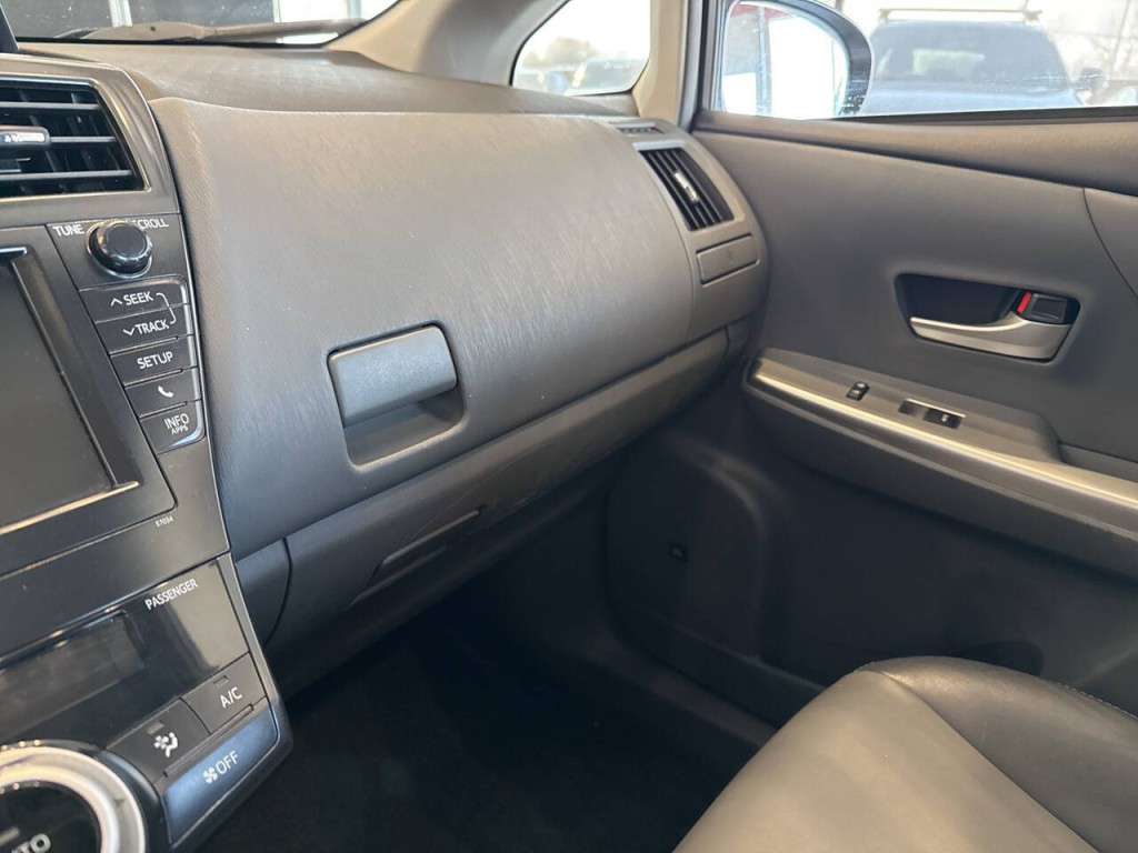 2014 Toyota Prius Image 25