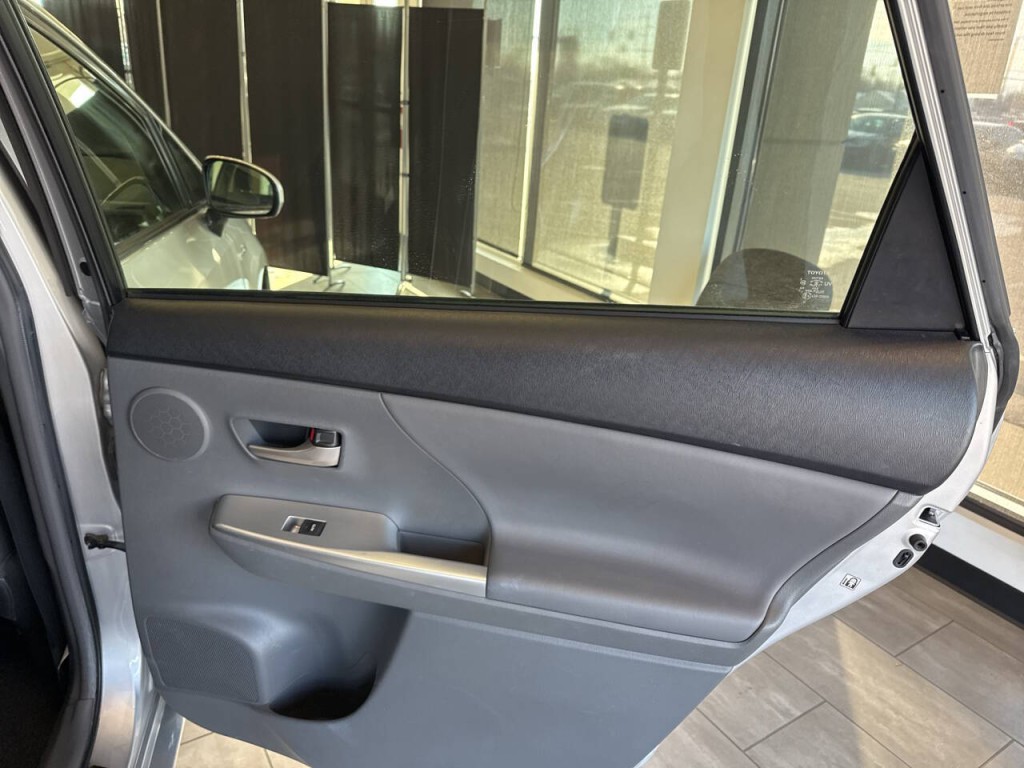 2014 Toyota Prius Image 39