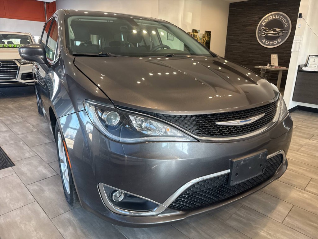 2018 Chrysler Pacifica Image 1