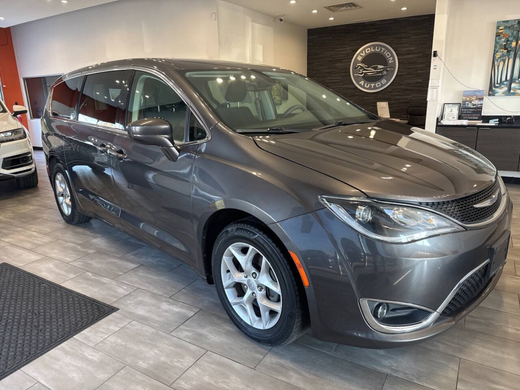 2018 Chrysler Pacifica Image 3