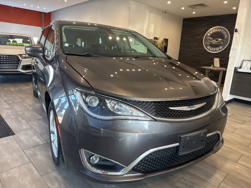 2018 Chrysler Pacifica Image 4