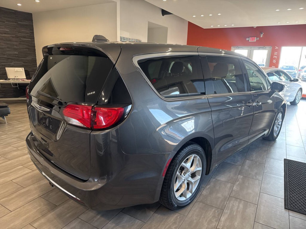 2018 Chrysler Pacifica Image 15