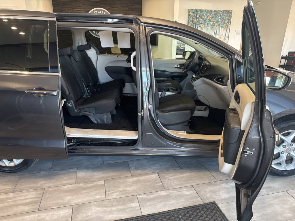 2018 Chrysler Pacifica Image 17