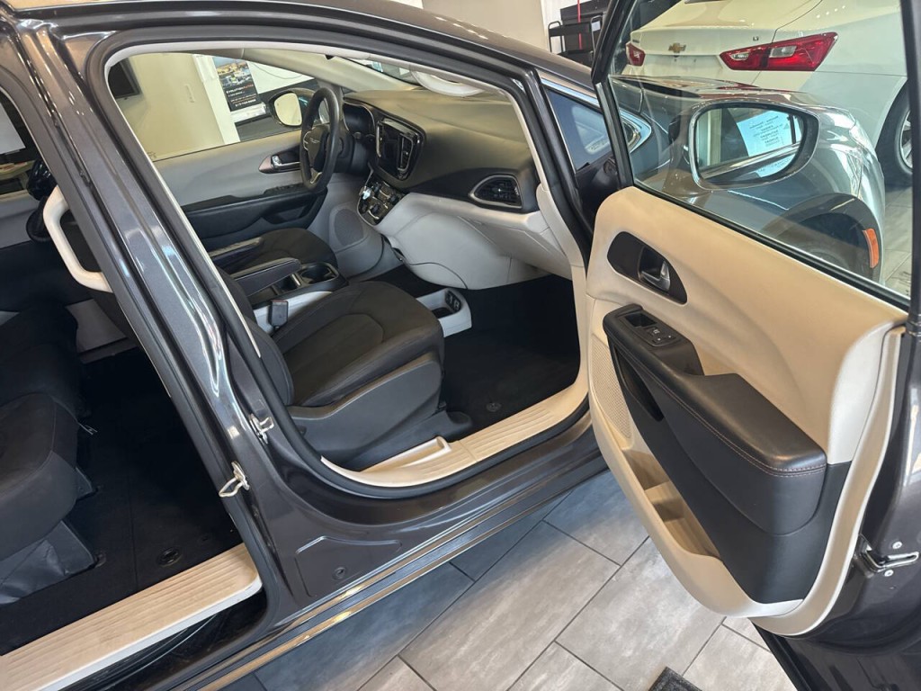 2018 Chrysler Pacifica Image 18