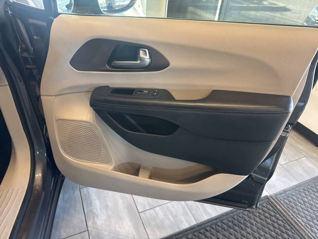 2018 Chrysler Pacifica Image 24