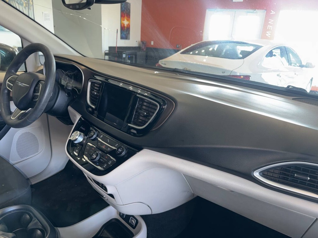 2018 Chrysler Pacifica Image 25