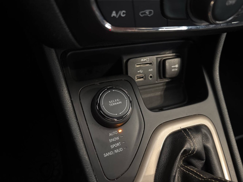 2015 Jeep Cherokee Image 32