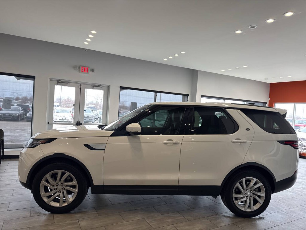 2017 Land Rover Discovery Image 11