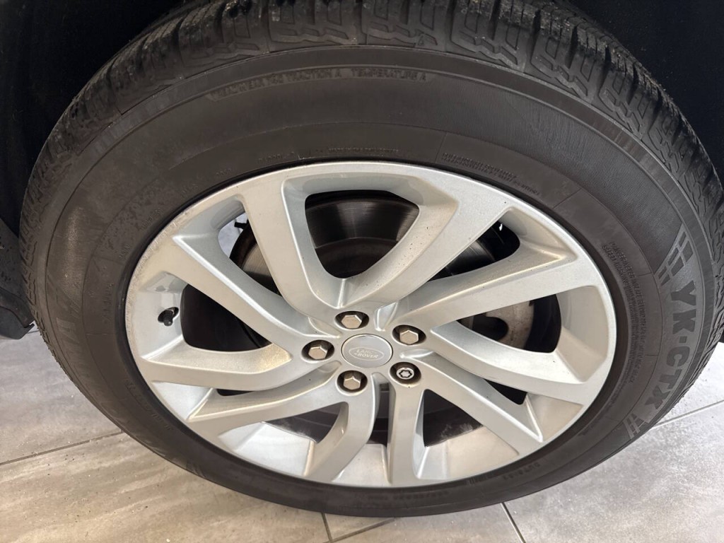 2017 Land Rover Discovery Image 12