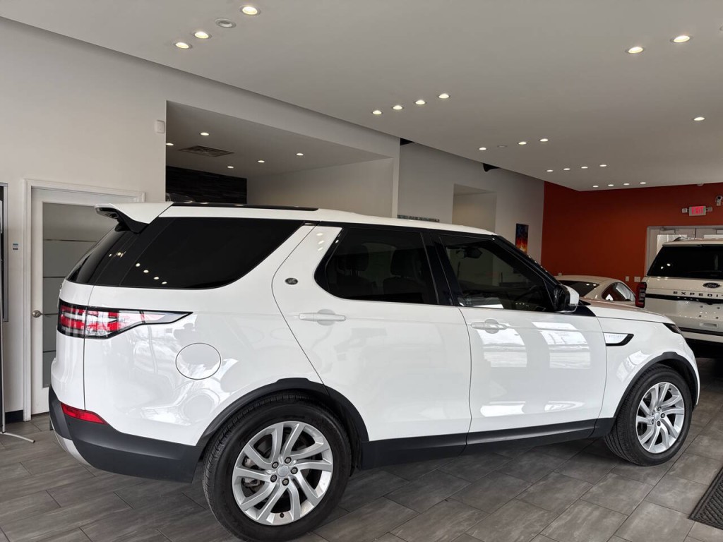 2017 Land Rover Discovery Image 17