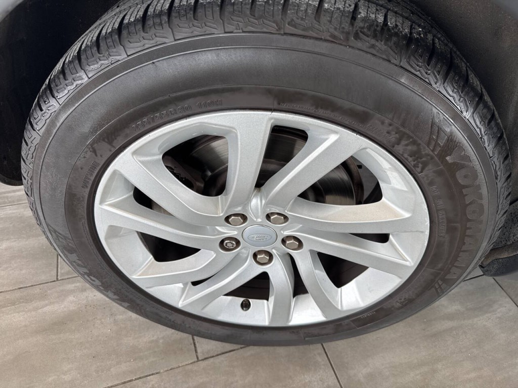 2017 Land Rover Discovery Image 18