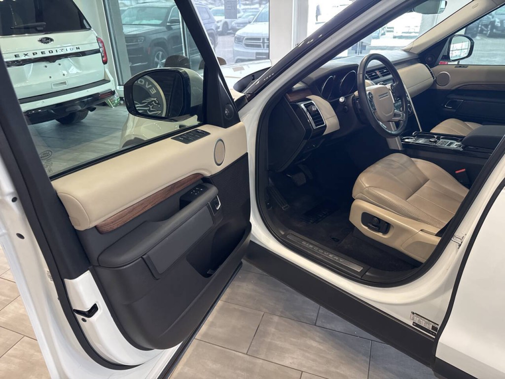 2017 Land Rover Discovery Image 28