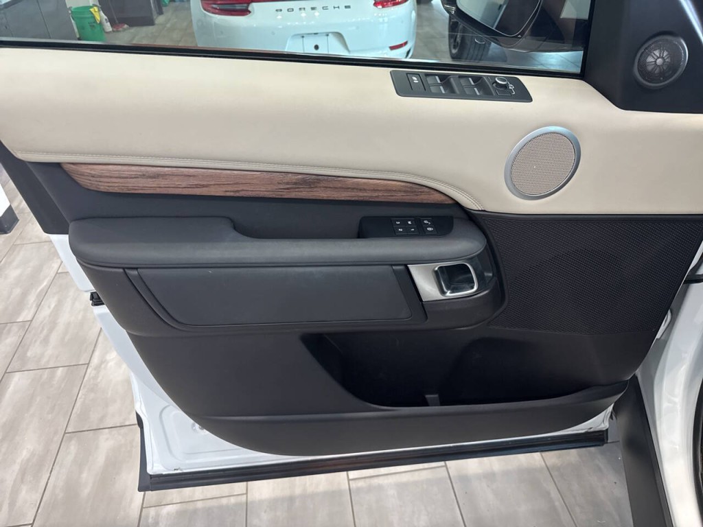 2017 Land Rover Discovery Image 30