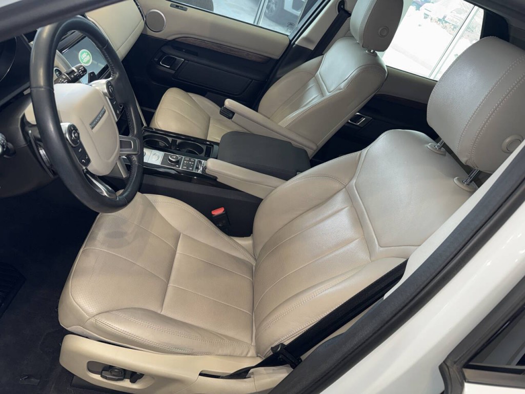 2017 Land Rover Discovery Image 31